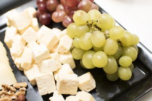 Fruta fresca y quesos españoles