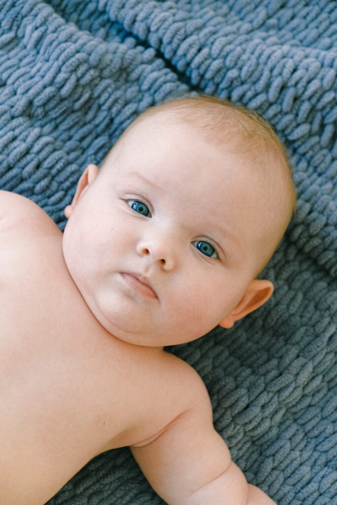 Bebé de piel suave gracias al ácido hialurónico de la piel.