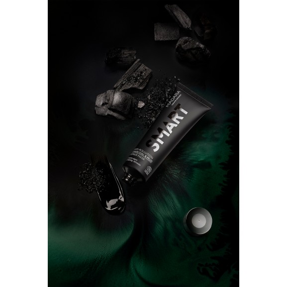 Mascarilla Negra Smart de Mádara 60ml.